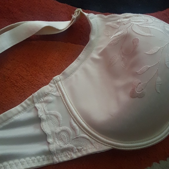 Supportive looks - Picture 3 of 4